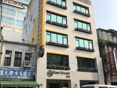 荷物を預けにホテルへ。今回宿泊したのは、Ｂｅｅ　Ｈｏｕｓｅ。台北地下街Ｙ１３出口から一直線に歩いて3～4分。桃園MRTからも近かったです。荷物を預け身軽になったので、ここからは、台北観光です。