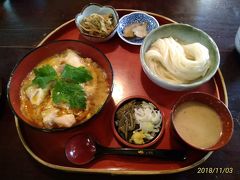 「桜の里」で地元の名物、稲庭うどんと比内地鶏の親子丼のセット1600円を頂く。
どちらもミニで少し物足りない。冷たい稲庭うどんはごまだれで頂いたが、腰がしっかりとしているのに細麺なのでつるつるとのど越しが良い。親子丼は鶏肉より、玉子が美味しかった。11月3日祝日の土曜日で11時40分に着いたが、少し並んでいた。席に座れたのが10分後、配膳はさらにその20分後だった。