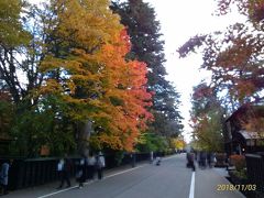 12時半、角館武家屋敷の紅葉は、ネットのガイドでは「見頃」になっていたが、まだ青葉のモミジも観られて、少し早かったのかもしれない。