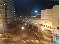 18時、ホテルルートイン盛岡駅前にチェックイン、部屋の窓から盛岡駅が見える。
盛岡駅18時50分発、東京行きの新幹線「はやぶさ36号」が発車するところ。はやぶさは10両編成だが、秋田新幹線の「こまち36号」7両が盛岡駅で後ろに連結されるので、ぜんぶで17両という長さになる。しかも、途中に先頭車両同士がくっついていて面白い。