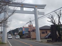 そこからさらに5分程進むと、普通の道路に鳥居がかかっています。香取神宮の入り口のようです。
今回はここで引き返しすぐ近くにあるコンビニで昼食です。