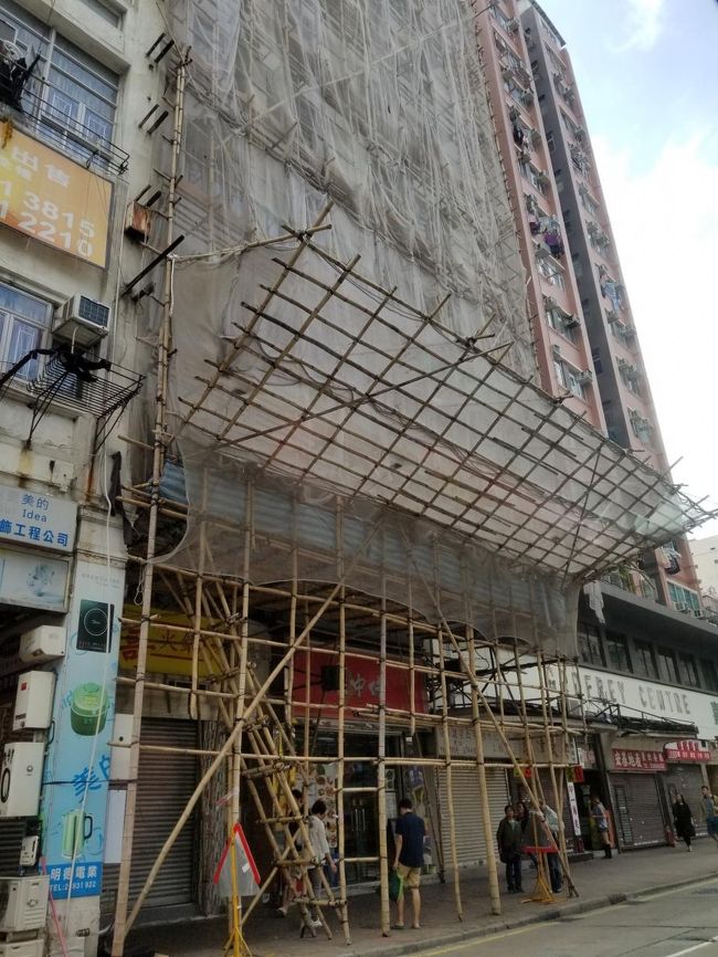 衝撃だったもう１つは 建物の足場が全部「竹」だった事。<br />怖い。