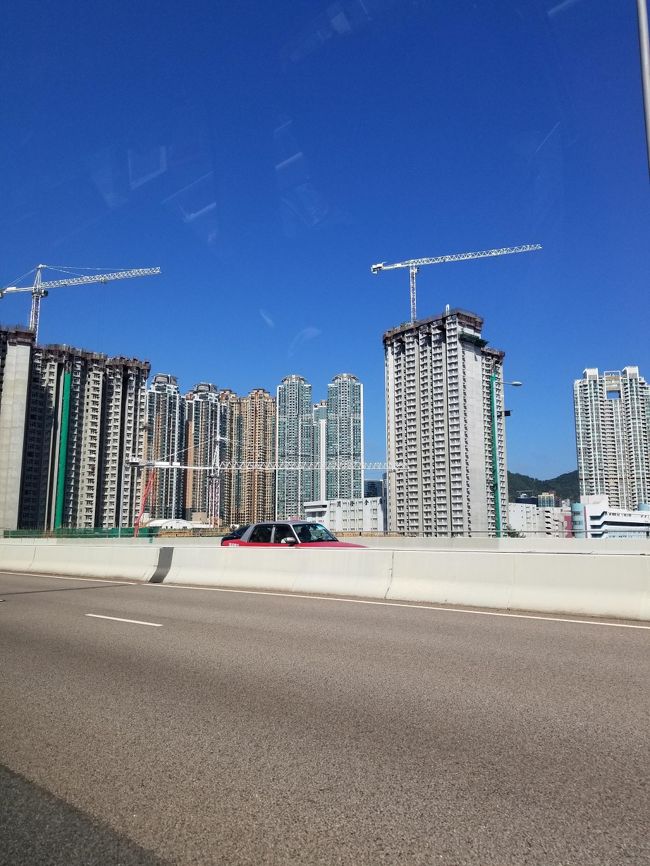 空港へ向かうタクシーからも建築ラッシュが感じられます。<br />ここは竹の足場では無いので安心。<br />新しい道も出来てマンションも出来て　エネルギーを感じる都市ですね。