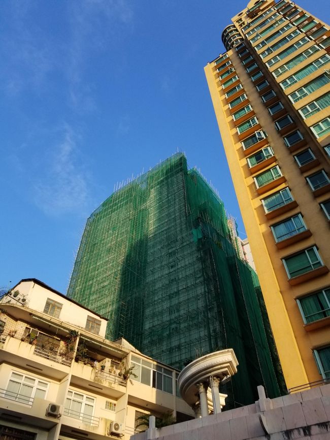 こんなに高いマンションも足場が「竹」みたい。<br />竹を組んでる紐が切れたり緩んだりして事故は無いのかな？<br />心配になります。