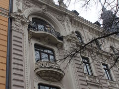 ユーゲントシュティール建築巡り開始～！
１９世紀末期～２０世紀初頭にかけてラトビアがソ連の支配下に入るとともに、
リガでは建築ラッシュが起こり、その際に最先端建築技術として用いられたのがユーゲントシュティール様式だった。