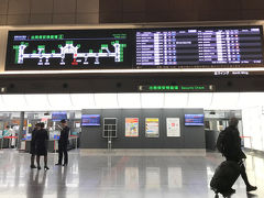 羽田空港に到着！　6時前なのにたくさん人がいます。