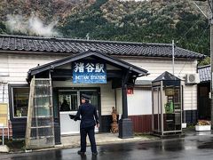 細入郵便局は高山本線猪谷駅前にあります。