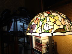 ユーゲントシュティール建築を観光した後は、Art Cafe Siennaへ。
このランプ素敵～。