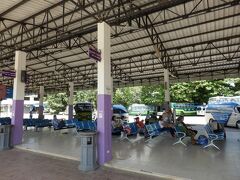 サターニーコンソンメーサーイに到着。

ロットソーンテオを下車するとチェンラーイ行きの路線バス（ロットメー）の車掌（グラパオロット）さんが大声で集客中。