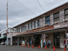 ４分程で到着。
板張りの駅舎がノスタルジック。
