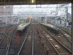 二ツ杁駅を出発。
すぐにＪＲ線の下をくぐり、西枇杷島駅を通過。
スペースの関係でホームがとても狭く、電車が停車する時間だけ改札が開く駅。

↓７年半前、ここを訪れた時の記録
https://4travel.jp/travelogue/11170464