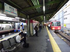 常滑線との分岐駅である神宮前駅。
ここで下車。