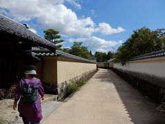 食事の後は、武家屋敷の風景を復元した園内を散策してから、タクシーで姫路駅へ向かいました。