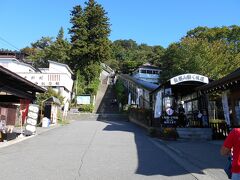 飯盛山に来ました。
右は山を登るための「動く坂道」スロープコンベア（有料）。