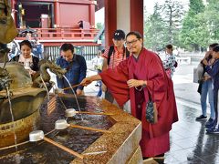 もちろん私もお清めを。
うーん、紺の着物にしようと思いましたが、ワイフ様の薦めもあってこの色に。
どう見ても売れないニセ落語家です。　