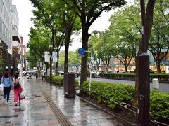 浅草から表参道に移動してハイエンドなオシャンティな街並みを経験。
雨降っているのが残念。
以前、パレスチナ人の友達が来た時はずーっとアップルストアに入り浸っていたなぁ。