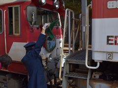 途中、次のアプトいちしろ駅で最後尾にアプト区間専用機関車が連結されました。
