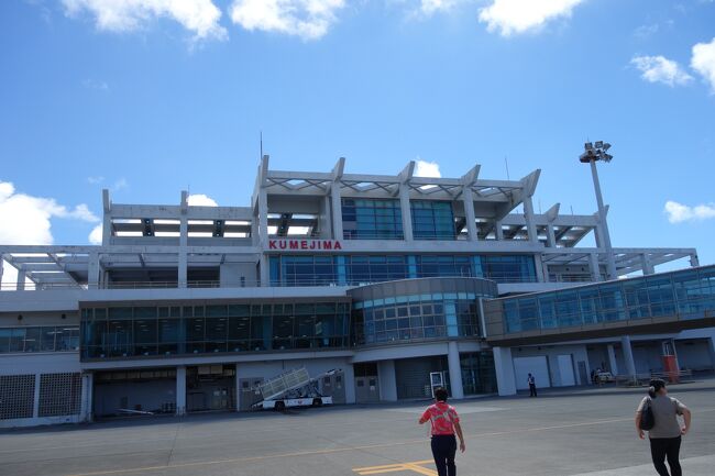 飛行機からはタラップで降りて歩いてターミナルに向かいます。