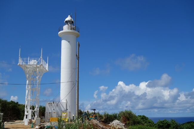 青空に映える白い灯台。この島も灯台は海のすぐ近くにない。