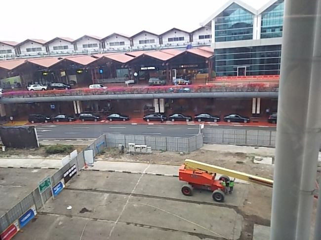 追い風のせいか、予定より30分早くジャカルタ スカルノハッタ国際空港到着しました。<br />ゲートまでが遠く、長い距離を徐行します。<br />ドアが開いたのは16時頃でした。<br />イミグレまで歩いていくと、びっくり。<br />だーれも並んでいませんでした。<br />入国カウンターも無人(≧▽≦)<br />やがて入国審査が始まり２番めで入国できました。<br /><br />バゲージクレームまで行くとANAさんの現地スタッフが「GA乗り換えの人」って書いた紙を持って立ってました。<br />声をかけるとスカイトレインに乗るよう言われました。<br />案内してくれるんじゃなかったのかい( ･᷄д･᷅ ）<br /><br />スーツケース受け取って税関通って、ここまで30分ちょっと。<br />さて、GAのT3ターミナルへ移動です。<br />これが一番不安なところ。<br />T3に行くには<br />1 シャトルバス<br />2 タクシー<br />3 スカイトレイン<br />4 GAサイトにある空港内を通るバス<br />初めてT3に行った時はANAさんに案内されて空港内をバスで移動しました。渋滞もなく楽チンですが、この案内がほとんどなく、以降は利用していません。<br />その後はシャトルバス移動。<br />これが最悪。マイクロバスなら重たいスーツケース持ってバスに乗り、渋滞にはまりながらの移動。<br />昨年の今頃行った時はほぼ、ギリでした。<br />帰国時なんて、入国してどこにも寄らずにゲート行ったら搭乗が始まってました(´･_･`)<br />なので、今春はシンガポール航空で楽々移動しました。<br />今回はマイル使ったのでジャカルタ乗り換えにしました。<br /><br />幸いスカイトレインで行けるようになったので利用する手はないのですが、<br />乗り場が分からないヽ(`Д´)ﾉ<br />案内がありませんでした(あったかもしれないけど目に入りませんでした)<br />電車マークかと思ったらシャトルバスでしたー。<br />yahooさんで一旦外に出るって教えてもらってたので外に出ると線路らしきものと駅が見えました。<br />ただ、連絡橋もなく道路を渡るとこが分かりづらく駅に着いたのは16時半過ぎてました。<br />ホームは、予想外に空いてて電車も快適でした。<br />この写真は、電車の中から撮りました。<br />