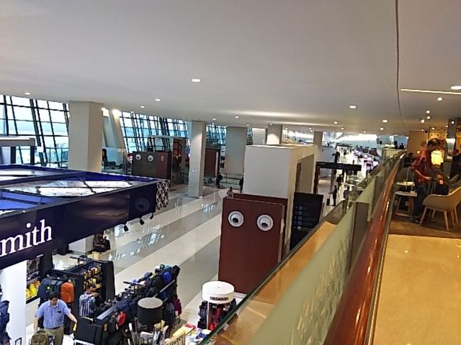 ジャカルタに着いて1時間後には国内線の搭乗フロアにいました。<br />とっても便利になったターミナル移動ですが<br />ANAさんのサイトによりますと、12日よりANAさんもT3から出発するそうですね。<br />最初で最後のスカイトレイン。<br />もう行くこともないであろうT2ターミナル。<br />出国後お土産買ってショップたち。<br />走ったこともあるANAさんのゲートまでの通路。<br />別れは突然にやってきたようでした（笑）<br />もう会えないのかな。