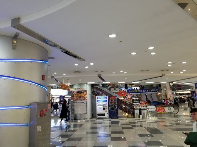 帰りはバスで「半月堂駅」まで。<br />この駅の方がホテルに少し近いのです。<br /><br />で、この駅は初めて来ましたが、地下街がとても広い。<br />位置関係が分からなくなり、何度も行ったり来たりしてしまいました。<br />お店も多いし、時間がある時にゆっくり見てみたい。