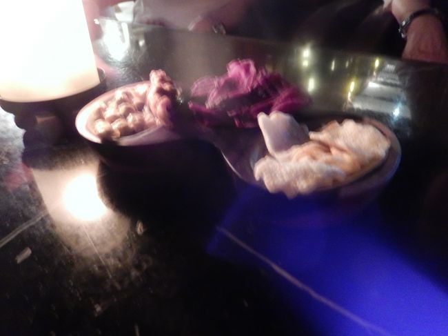   初日のディナーはリゾートのレストラン、スンダラで。<br /><br />　到着したのが19時頃だったので、外に出るのもしんどいし<br />　<br />　広～いリビングでオシャベリしたかったので。<br /><br />　オープンの席に案内され（本当はオープンはダメ）スタッフのKさんに<br /><br />　リクエストしてました。わがまま聞いてくれてありがとう。<br /><br />　席に着くとおつまみが3種出てきます。どれも口に合いました。