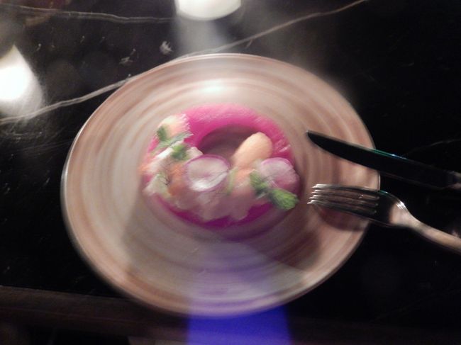 <br />　３コースディナー。前菜。赤い丸はスイカだった。<br /><br />　スイカの上にエビ、ラディッシュなどが乗ってる。<br /><br />　斬新なお味。