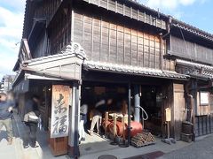 おかげ横丁の入口の角にあるのが赤福本店