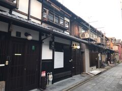 二条駅へ移動し今回の旅の宿泊先へ
これまではホテルや旅館に宿泊していましたが、この秋は初めて最近京都で人気の町屋を予約してみました。

利用したサイトは「京町屋の宿」です