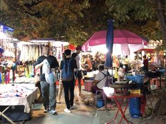 ホテルのお兄さんに軽く食事できる店を尋ねると、「ソンテウ交渉してあげるから、サンデーマーケットに行ってみたら？」と言われました。
30バーツで交渉してくれて、いざサンデーマーケットへ。
