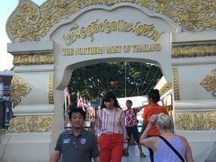 タイとミャンマーの国境。
こちらからは徒歩で国境越えができます。
自由時間が40分あったので、ちょっと国境越えてみました。
イミグレで20分だけ入国するとニコニコしながら行ったら、係の方もニコニコでこんにちはーとか言いながらすんなり通してもらえました。

入国税500バーツかかると聞いていたのに徴収されず。
いいのか？あんなにゆるい雰囲気で？！