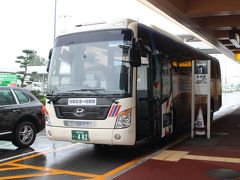空港から鳥取駅までは連絡バス。利用者を待って出発。