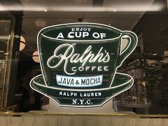 そして頼まれ物を買いに、Ralph's Coffeeへ。
日本にも表参道の路面店にカフェが11/22にオープンしたけれども、この時点で日本から一番近い店舗はここ。
無事頼まれていた物は買えたけれども、人気があるらしく「今日ちょうど入荷したの、ラッキーね。」と言われました。
良かったわ。
