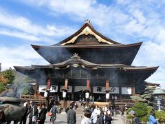 さあ、いよいよ善光寺本堂（国宝）
桧皮葺の荘厳なお堂で、宝永4年（1707）年竣工。
間口24メートル、奥行54メートル、高さ29メートルを誇る。
国宝の寺院建築としては、東大寺大仏殿、三十三間堂、知恩院御影堂についで、4位の規模を誇る。
本堂のなかの特徴としては、仏間が全体の３分の１ほどで、それ以外が参拝者の空間となっている。
もちろん、お戒壇巡りもしてきましたよ。
本堂瑠璃壇の下、暗闇のなかを進み、極楽の錠前を触れることによって、極楽浄土が約束されます。