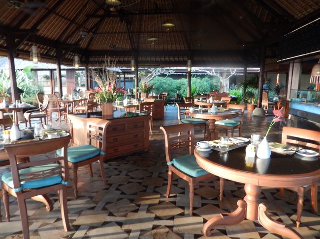 <br />　朝食を頂くレストラン、タマンワンティラン。<br /><br />　3月に来た時はまだリノベーションの途中でした。イスの座面は<br /><br />　ブルー。ブルーがコンセプトの様です。