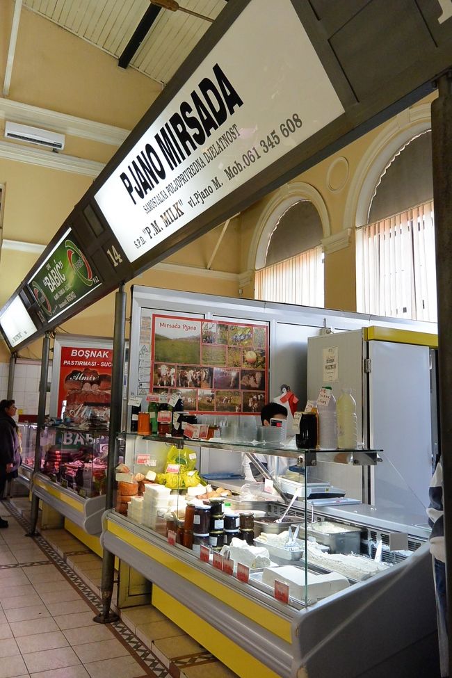 肉専門の屋内マーケット（Gradska trznica）<br /><br />最近はまっているフレッシュチーズを買うお店。