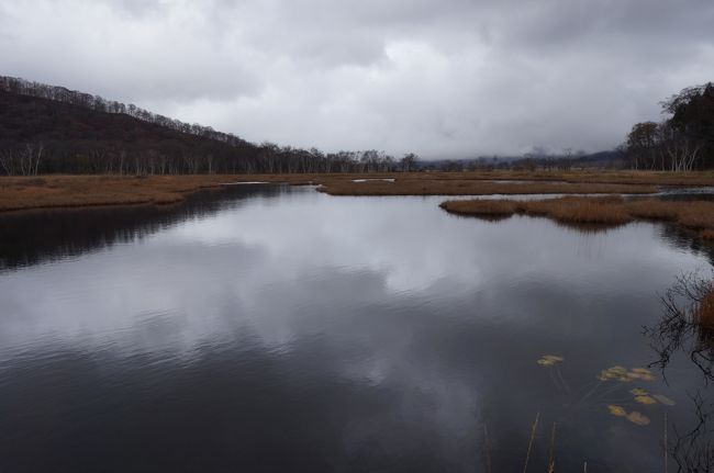 天気はパッとせず。。。<br />期待した雪も全然ダメ。<br /><br />とはいえ人のいない静かな尾瀬ヶ原を堪能しつつ、見晴に向かいます。