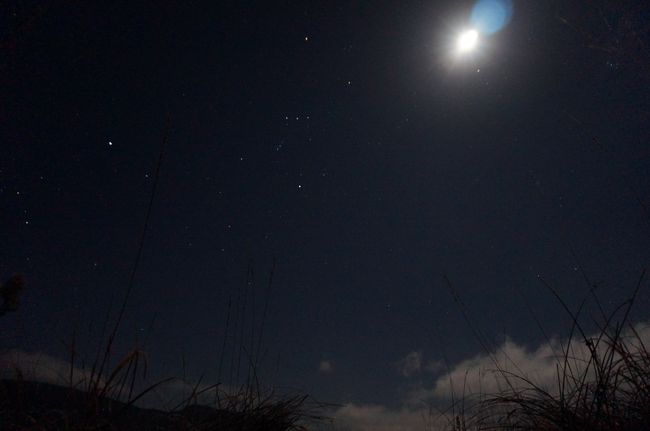 これは木道に置いて撮ったので、ぶれずに取れました。<br />オリオン座と月。<br /><br />先週がオリオン座流星群の極大期だったんですよね。<br />この時も一つだけ流れ星見ました。<br />あと衛星も2個。