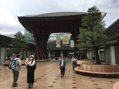 金沢駅到着。

金沢駅前の鼓門の写真。

鼓門前では写真を取る人で沢山。

後外国人の観光客も結構いた感じがした。