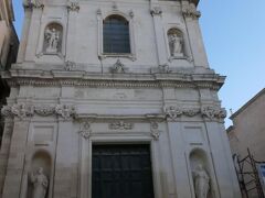 西に通りを50 m程進むと、サンタナ教会（Chiesa di Sant'Anna)がありました。1680年に建設されています。