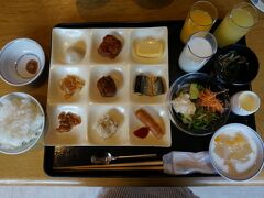 朝食はビュッフェでした。
バランス関係なく好きなものを取っていくスタイル。
朴葉味噌もありました。