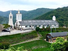 ド・ロ神父が建てた出津（しつ）教会が見えてきた。
漆喰の白がまぶしい
