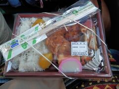 １００４．用意された昼食。名古屋の松浦商店。まだ１０時なのに見たら食べたくなる腹具合。