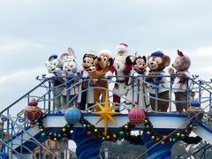 東京ディズニーランドから移動してきてすぐに1回目の「イッツ・クリスマスタイム！」を鑑賞します。
ちなみにイベント期間中に一部鑑賞エリアは、抽選になります。
抽選方法については、メディテレーニアンハーバーにあるビリエッテリーアという抽選会場または東京ディズニーリゾート・アプリで行います。