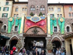 東京ディズニーランドを後にしてディズニーリゾートラインで東京ディズニーシーへ！
ミラコスタ通りの下の天井などや壁、メディテレーニアンハーバーの外灯にはデコレーションやバナーが掲げられています。