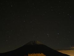 広報館を満喫、今夜の宿休暇村富士に向かいました。この日は生憎雨が降っていたんですが夕方宿に到着するころには雨がやんでいました。
休暇村は田貫湖の西側にあってどの部屋からも富士山が望めるというのが売りでした。フロントで雨の翌日は富士山が見らる確率が高いですよと言われ夜空を眺めると星空が見えました。付近には明かりも少なかったので星と富士山が撮れるかなと思いチャレンジしてみました。