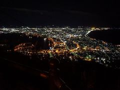 ☆突然ですが、函館の夜を彩る夜景に漸く到着～

夕刻まだ陽のある間に観光バスの連なる坂を上り始めて，一時間余？

☆（いつもはロープウェイが動いているのに，この日はストップしたらしく、観光バスより路線バスが次々と先に入山OKやて）？なんでやねん～