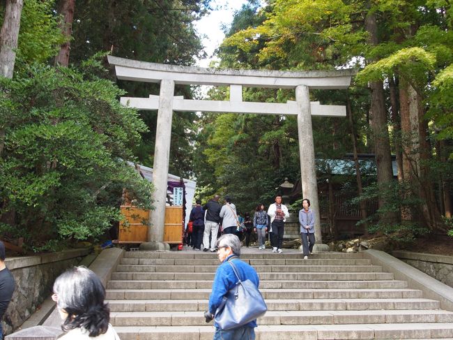 なんとか駐車場に車を停め、参道に入っていきます。<br />こちらは、二の鳥居です。