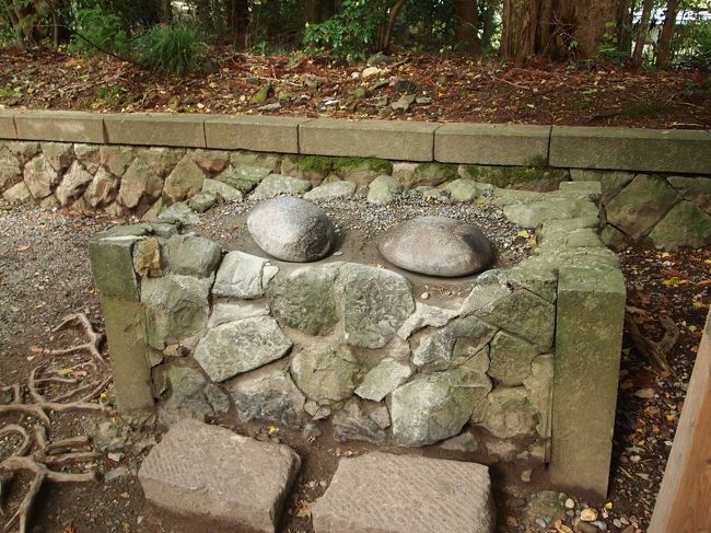 こちらが火の玉石。重軽の石です。持ち上げた時の重量感で吉凶を占うそうです。